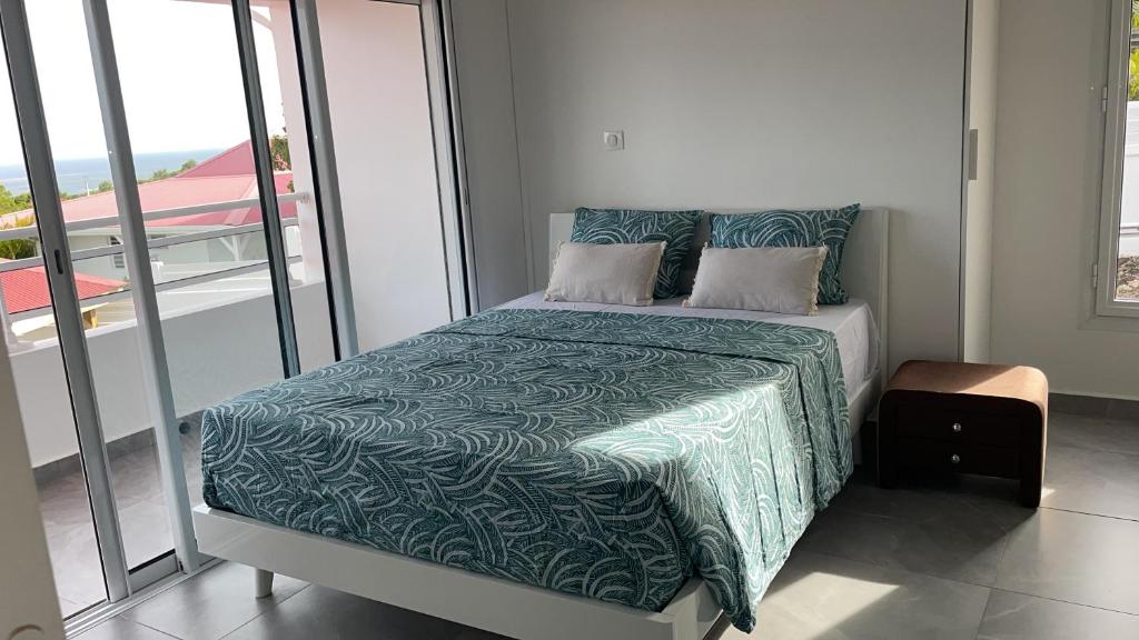 una camera da letto con un letto con un piumone verde di Villa Outaouais a Bielle