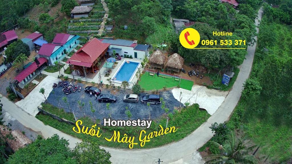 een luchtfoto van een huis met een zwembad bij Homestay Suối Mây Garden in Kon Rung (1)