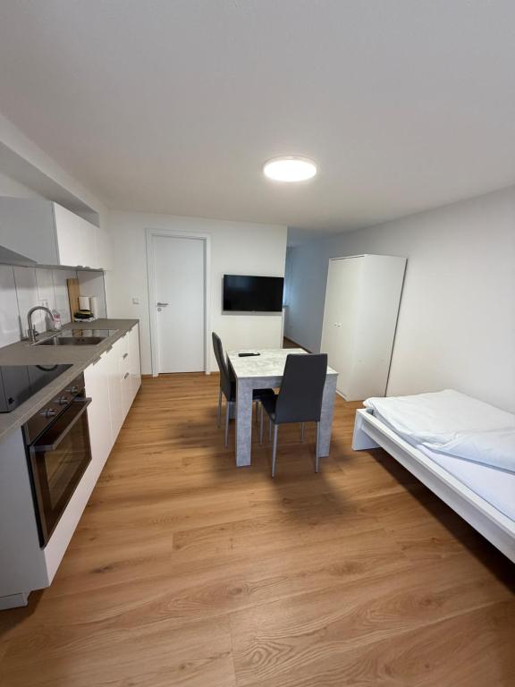 een keuken en eetkamer met een tafel en een bed bij Ferienwohnungen in Giengen an der Brenz in Giengen an der Brenz