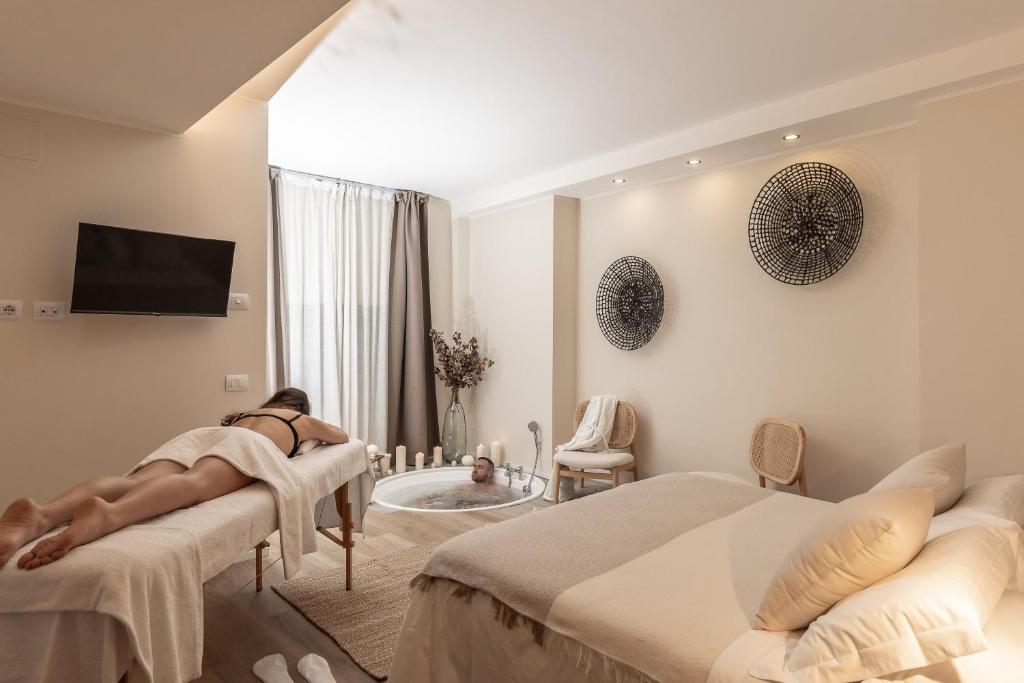 Μια τηλεόραση ή/και κέντρο ψυχαγωγίας στο Wellness Suites