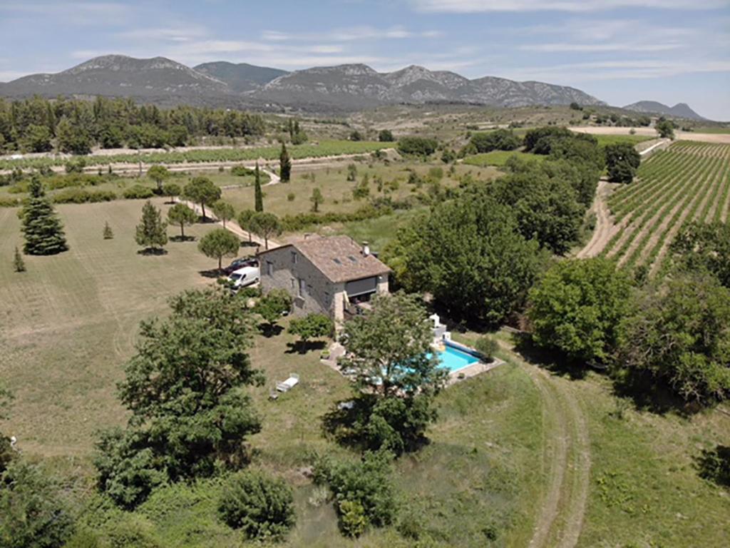 una vista aerea di una fattoria con una casa e una piscina di Le Mas Roux a Laroque