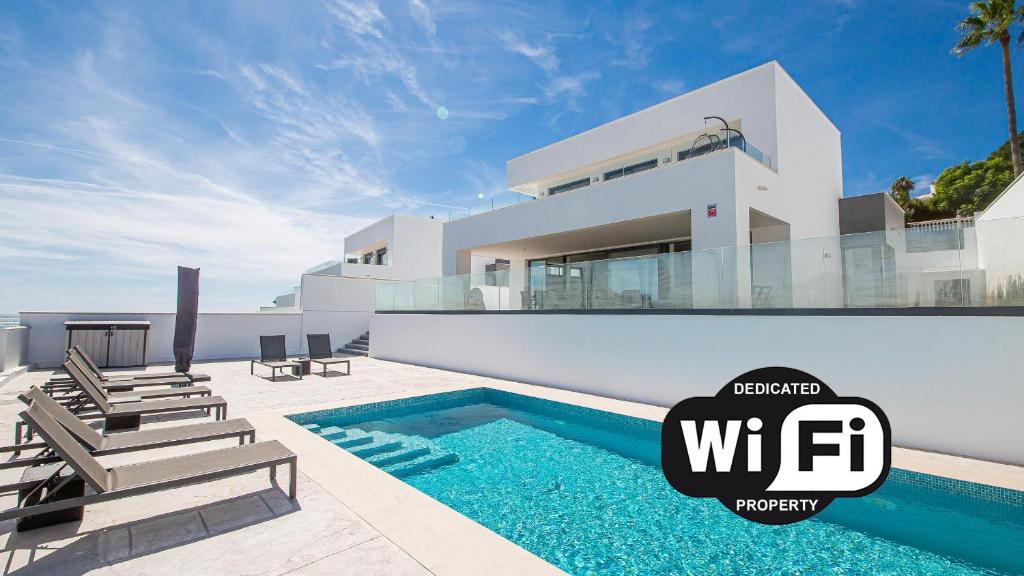 una villa con piscina di fronte a una casa di Villa Sapphire 62 a Castillo de Sabinillas