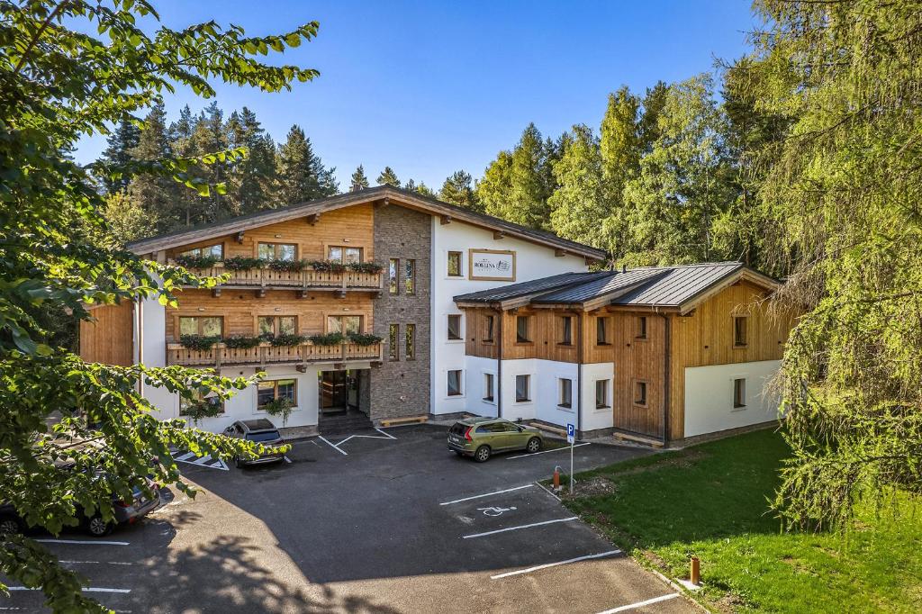 een uitzicht op een gebouw met een parkeerplaats bij Hotel Roklina in Hrabušice