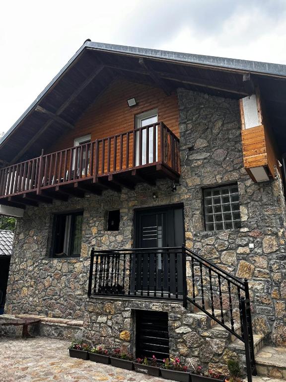 Budova, kde se chata nachází