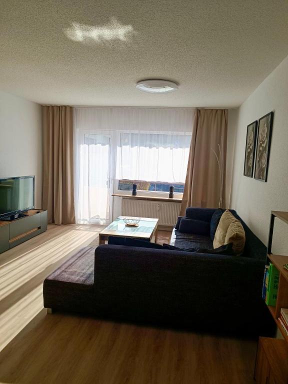 een woonkamer met een bank en een tafel bij Apartment Rose in Bad Rappenau
