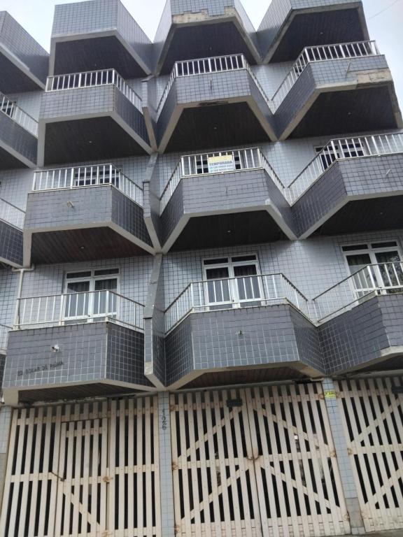 Un edificio con balcones a los lados. en Edifício solar de Piuma, en Piúma