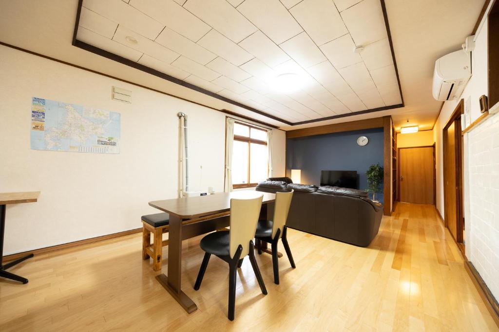 Un comedor con mesa y sillas en 空彩 -sorairo- 札幌から富良野への最短ルート, en Mikasa