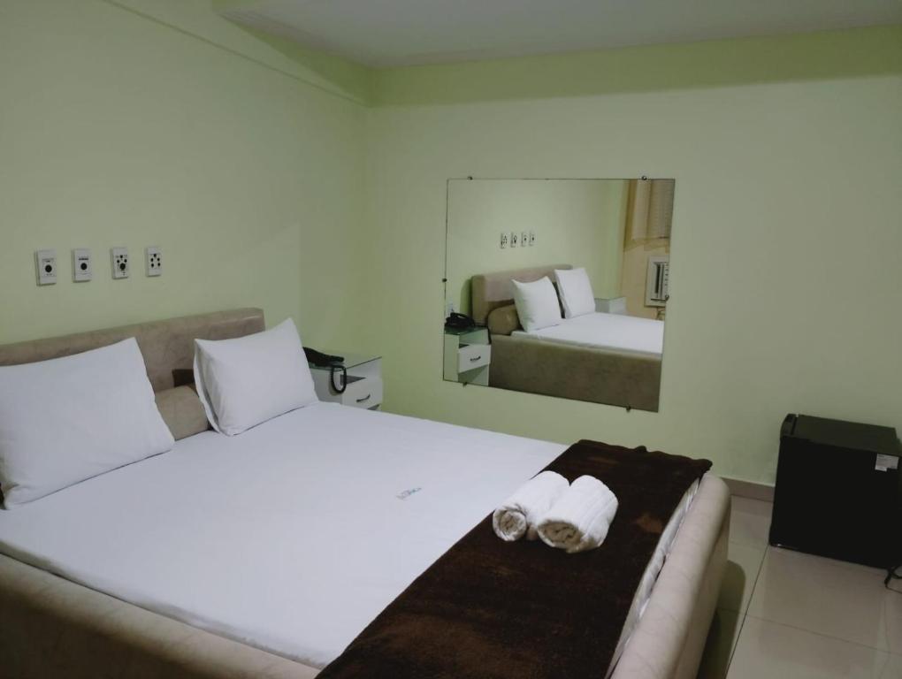 En eller flere senge i et værelse på Hotel Aliança