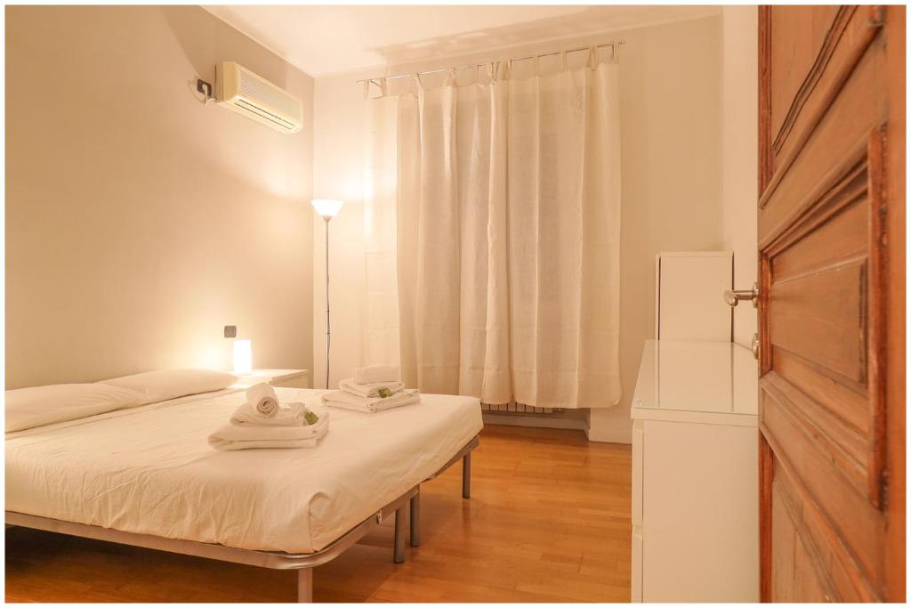 Ένα ή περισσότερα κρεβάτια σε δωμάτιο στο Domus Napione 2 steps from Piazza Vitto WIFI & AC