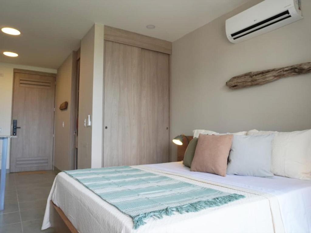 Postel nebo postele na pokoji v ubytování Santa Marta apartamento frente al mar -Santamarina- 1202