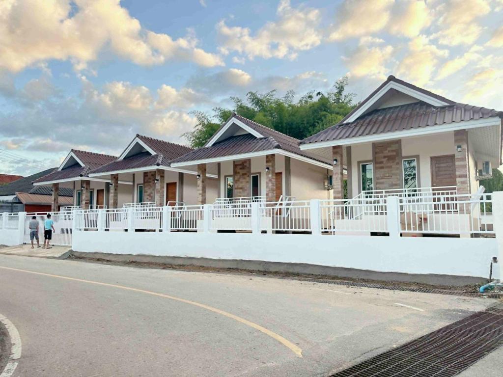 パーイにあるบ้านครูแนนปายの通路脇の一列