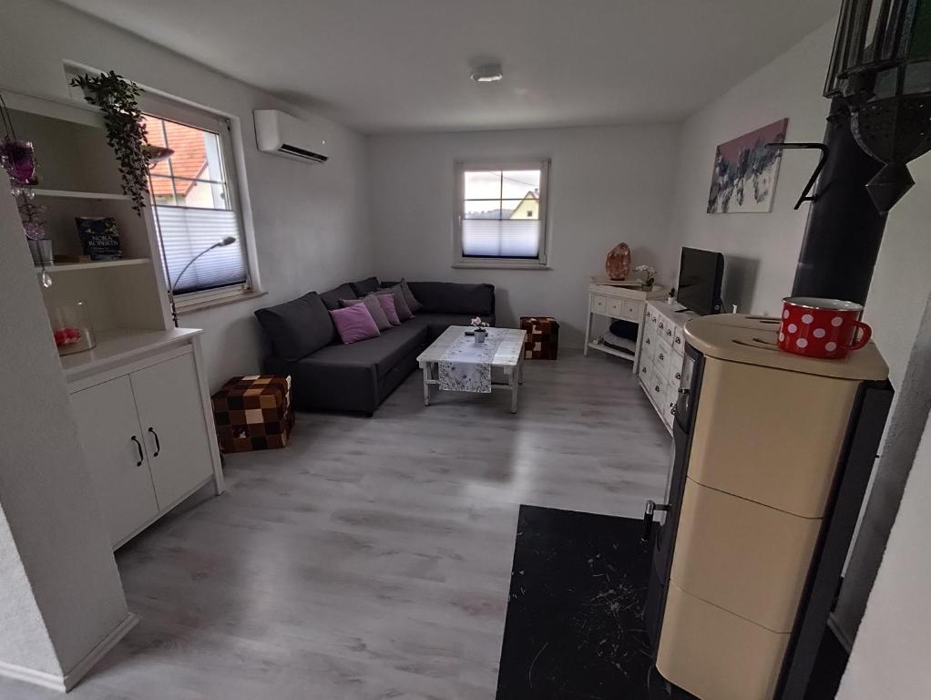 een woonkamer met een bank en een tafel bij Ferienwohnung am See in Ostrach