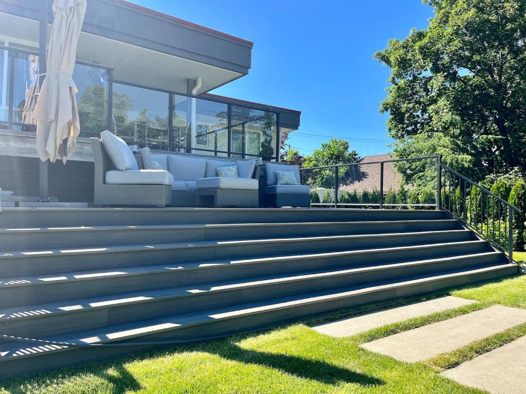 eine Treppe, die zu einem Haus führt in der Unterkunft Camelia Home in Kelowna