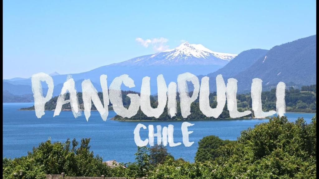 a sign that reads panquilla gulf with a mountain in the background at Cabañas Mami Kiki in Panguipulli