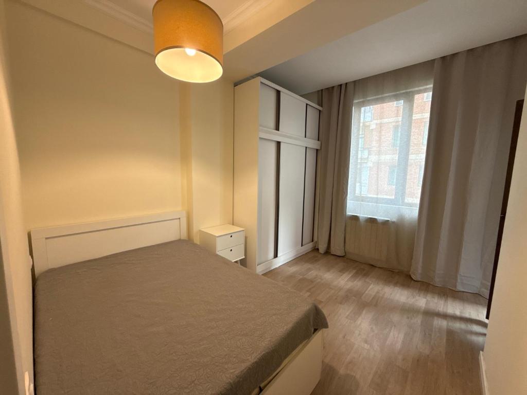 Ch'k'valeriにあるSofis Apartmentのベッドと窓のある小さな寝室