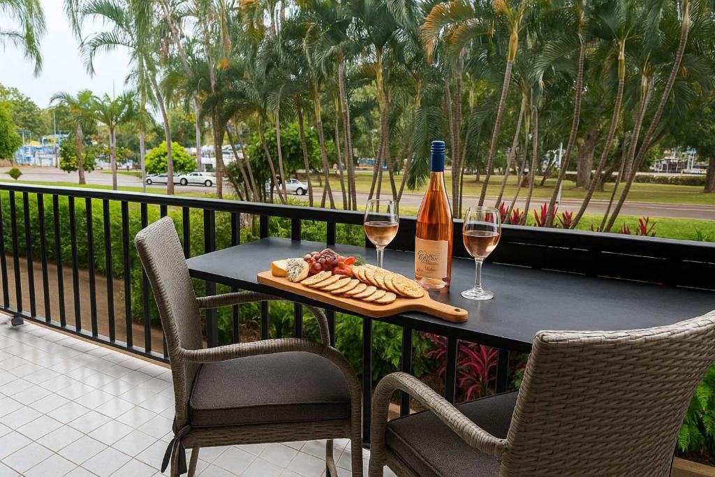 En balkon eller terrasse på Strand Stay Steps to Waterpark & Beach in Townsville
