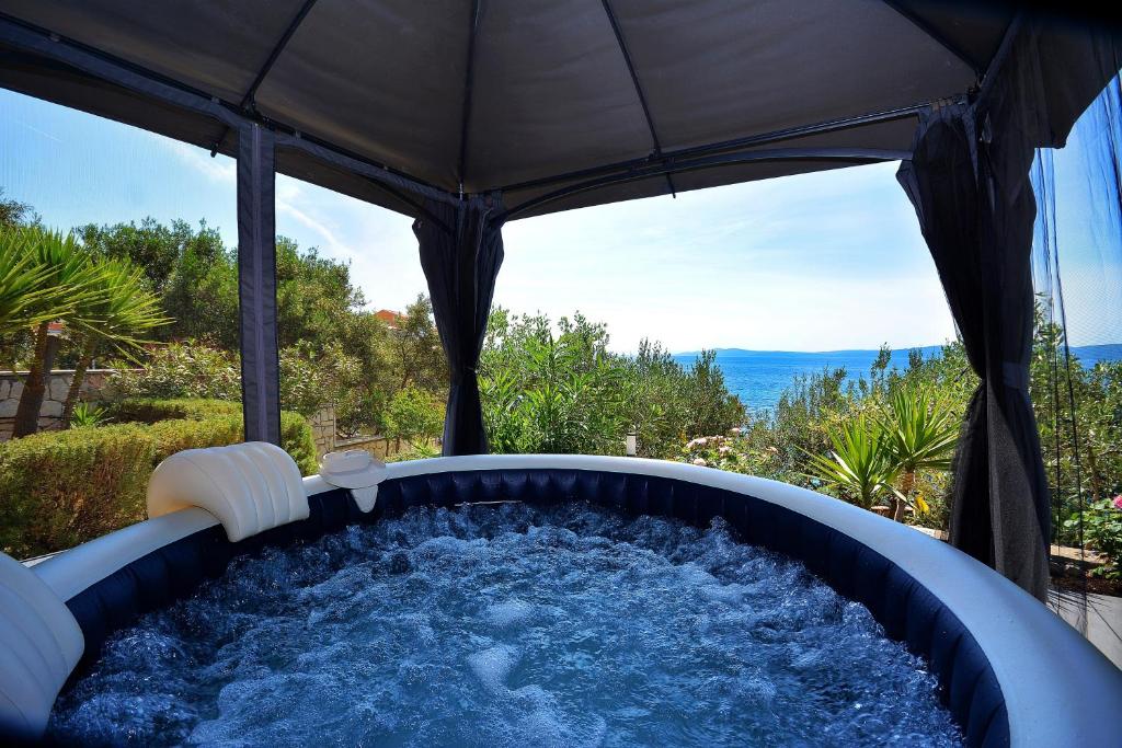 Beachfront house with hot tubRastici, Ciovo - 18478