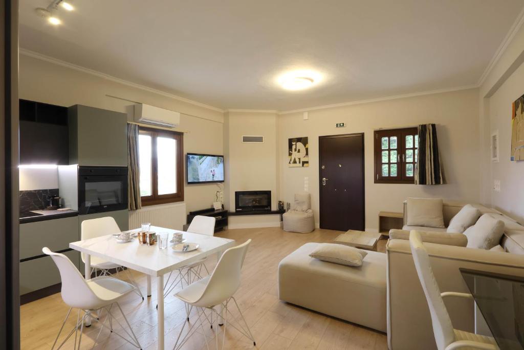Una sala de estar con una mesa blanca y un sofá. en Avlos Luxury Home-NEW! 5 Min to Ctr, en Ioannina