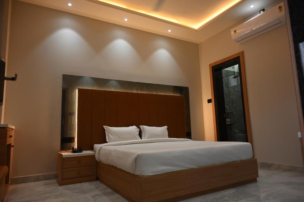 Ένα ή περισσότερα κρεβάτια σε δωμάτιο στο Hotel RS Grand