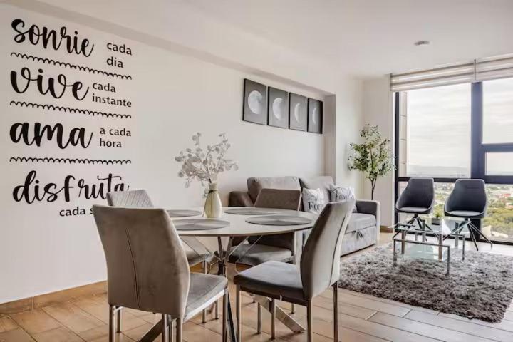 a dining room with a table and chairs at Moderno Depa a 3 mins de Fundidora y Tec de Mty in Monterrey