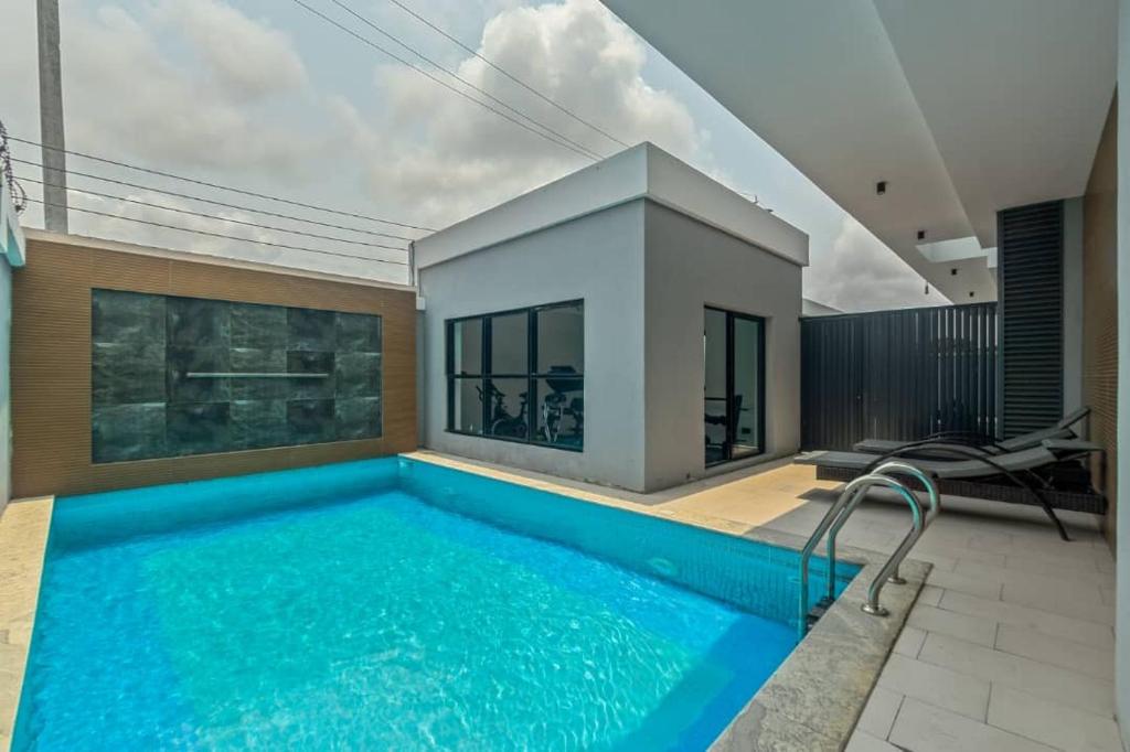 una piscina en medio de una casa en Yomsdale Air B N B, en Lekki