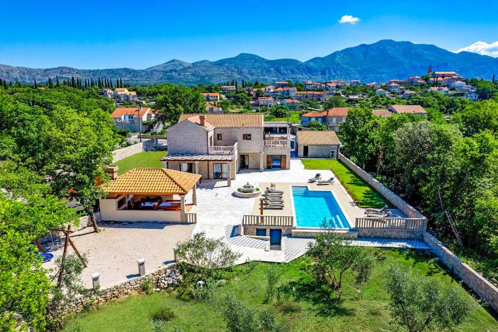 una vista aerea di una casa con piscina di Midnight Serenity a Čilipi