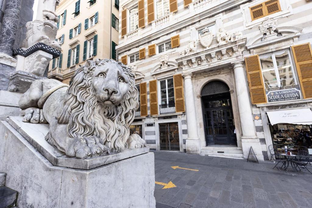 eine Löwenstatue vor einem Gebäude in der Unterkunft Palazzo Sinibaldo Fieschi in Genua