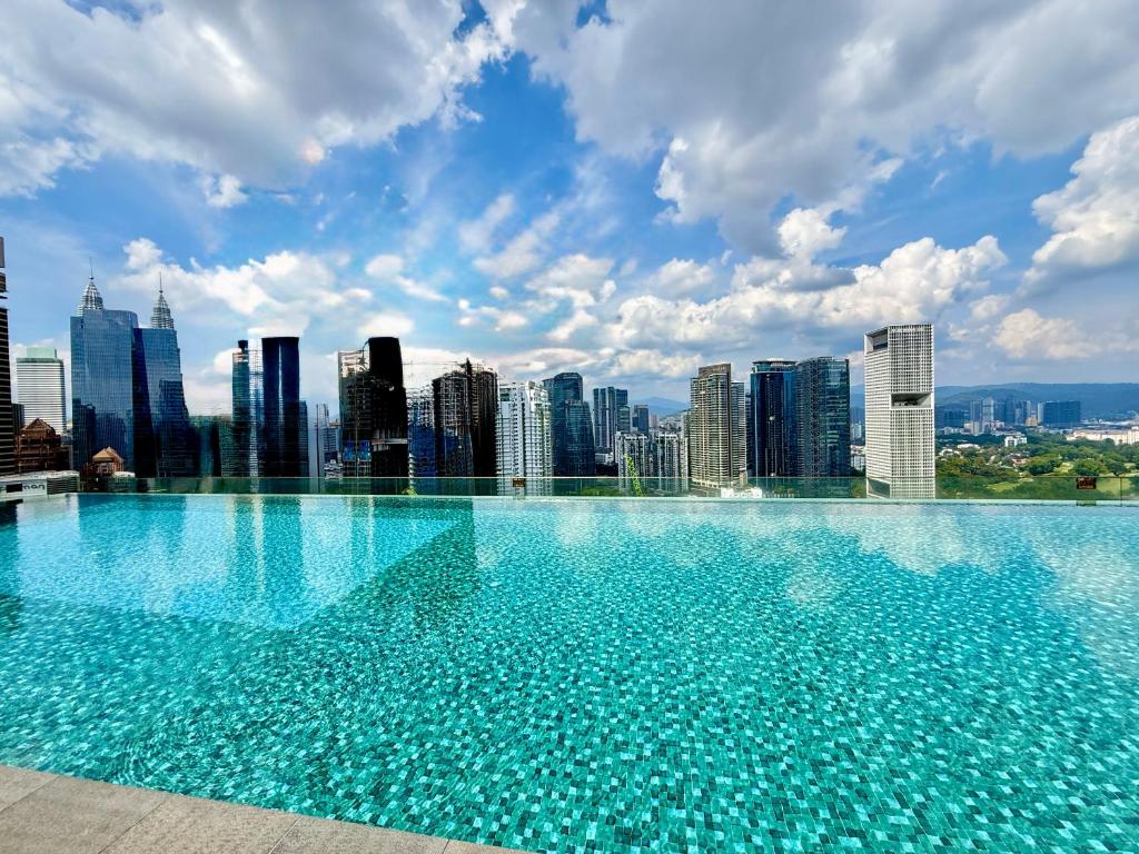 Bazén v ubytování Dorsett Luxury KLCC by IHG nebo v jeho okolí