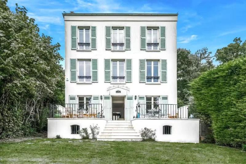 een wit huis met een trap ervoor bij House, garden, Eiffel Tower, Palace of Versailles in Sèvres