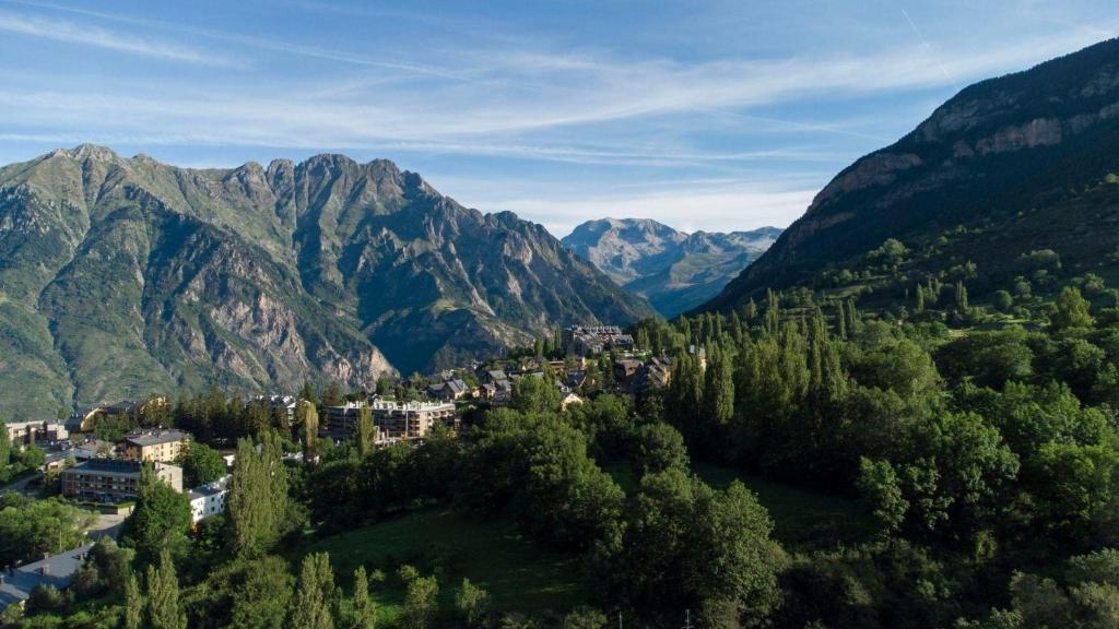 uma cidade em um vale com montanhas ao fundo em Evenia Monte Alba em Cerler