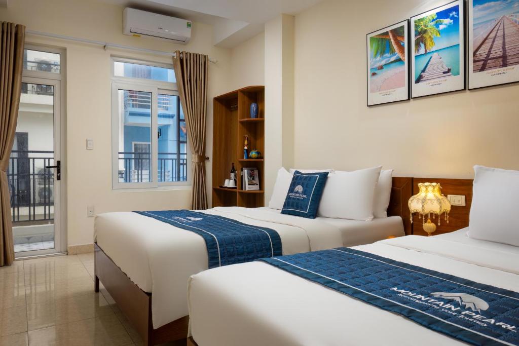 Ένα ή περισσότερα κρεβάτια σε δωμάτιο στο TUONG VY HOTEl