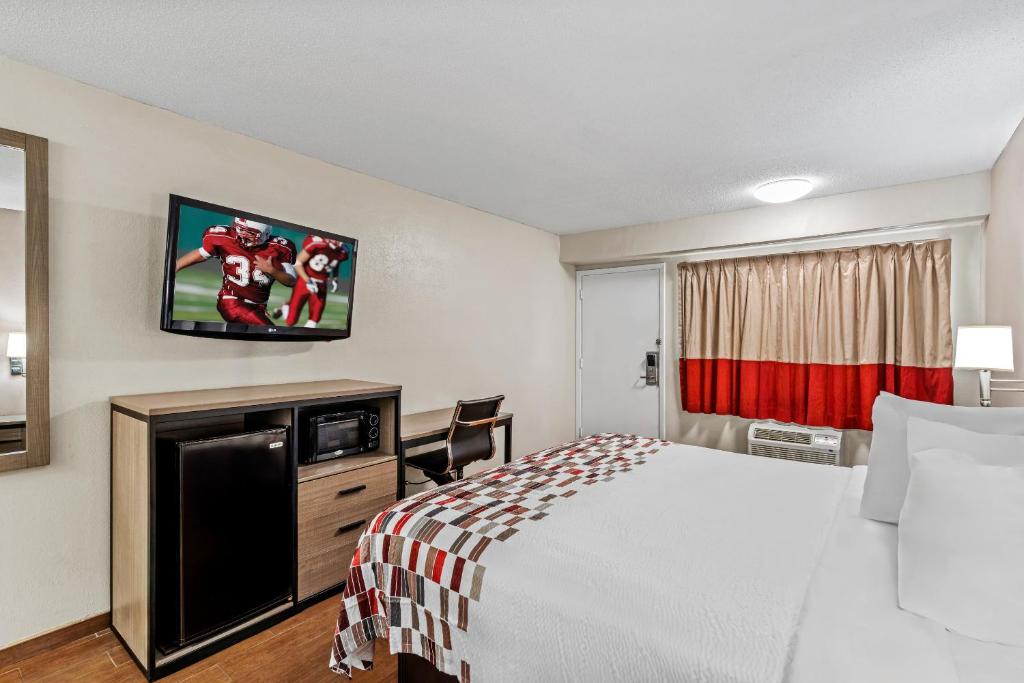 Red Roof Inn Jackson Downtown - Fairgrounds - Deluxe Room With One Queen Bed Non-Smoking