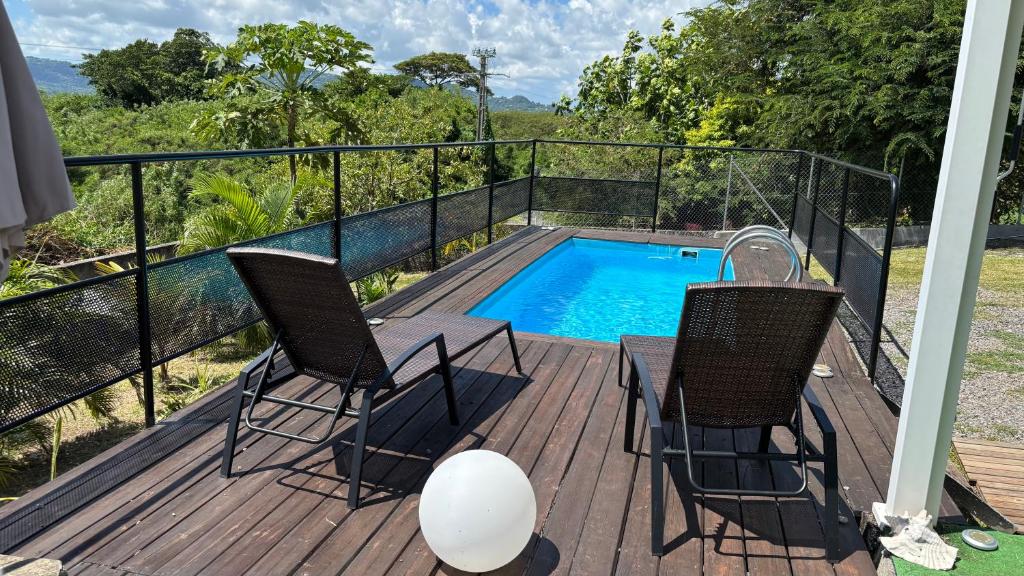 ル・ロベールにあるVilla KLYTANLYのデッキ(椅子2脚付)、スイミングプール