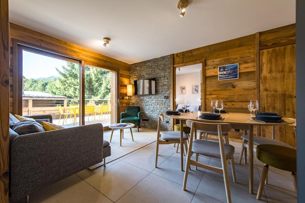 Appartement Haut de Gamme au cœur du village avec terrasse de 34m2 - 6 personnes في سانت سورلين دوارفيز: غرفة معيشة مع طاولة وكراسي وأريكة