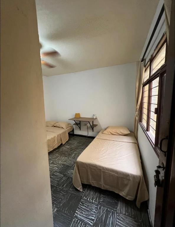 Voodi või voodid majutusasutuse Habitación en Cali toas