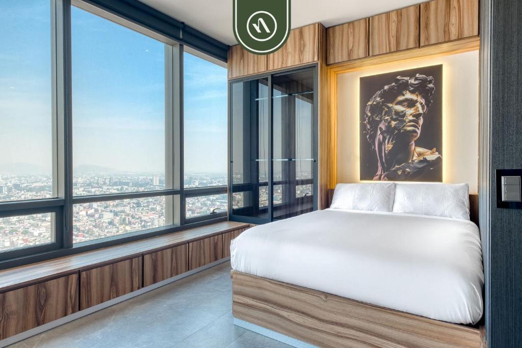 Ένα ή περισσότερα κρεβάτια σε δωμάτιο στο Luxury Studio - Pool - Revolution Monument View