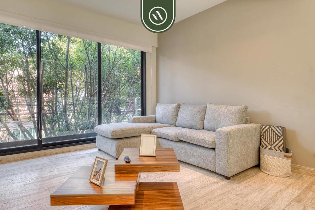 Khu vực ghế ngồi tại Centric 2 BR Condo in the Heart Roma Norte