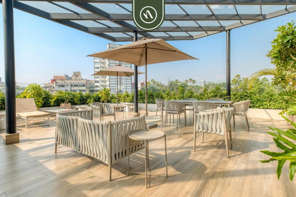 Μπαλκόνι ή βεράντα στο Luxury 2 BR Condo - Rooftop Pool with City View