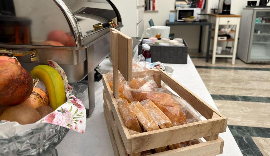 a table with a basket of bread and fruit at Le Manzé in Torremaggiore