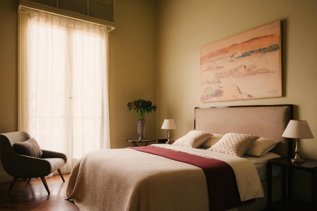 Ένα ή περισσότερα κρεβάτια σε δωμάτιο στο Brassbell l DT l Art Deco Designer Apartments