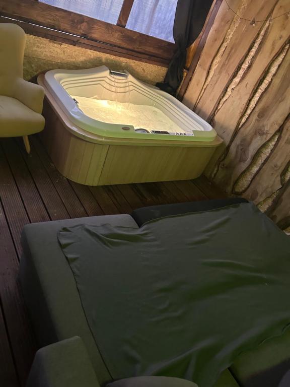 Postel nebo postele na pokoji v ubytování Large camper in the olive grove