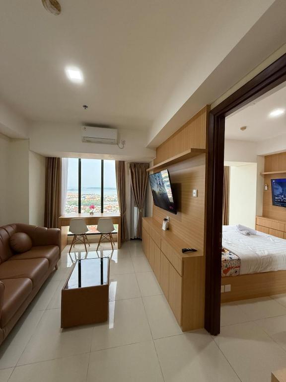 una habitación de hotel con una cama y un sofá en Modern 1BR with City & Sea View, en Batam Centre
