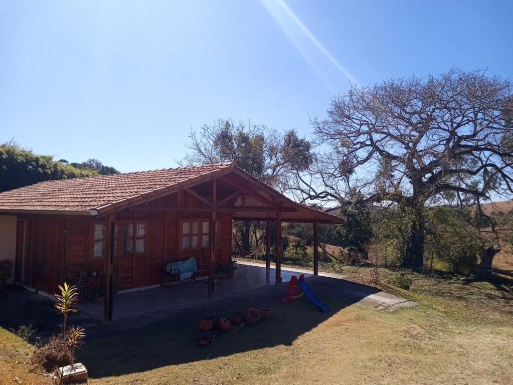 a small cabin with shoes in front of it at Casa de Campo in Caldas