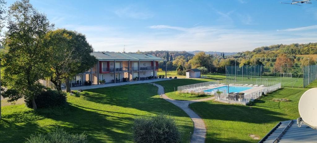 una vista aérea de una casa con piscina en Villaggio Esmera, en Desenzano del Garda