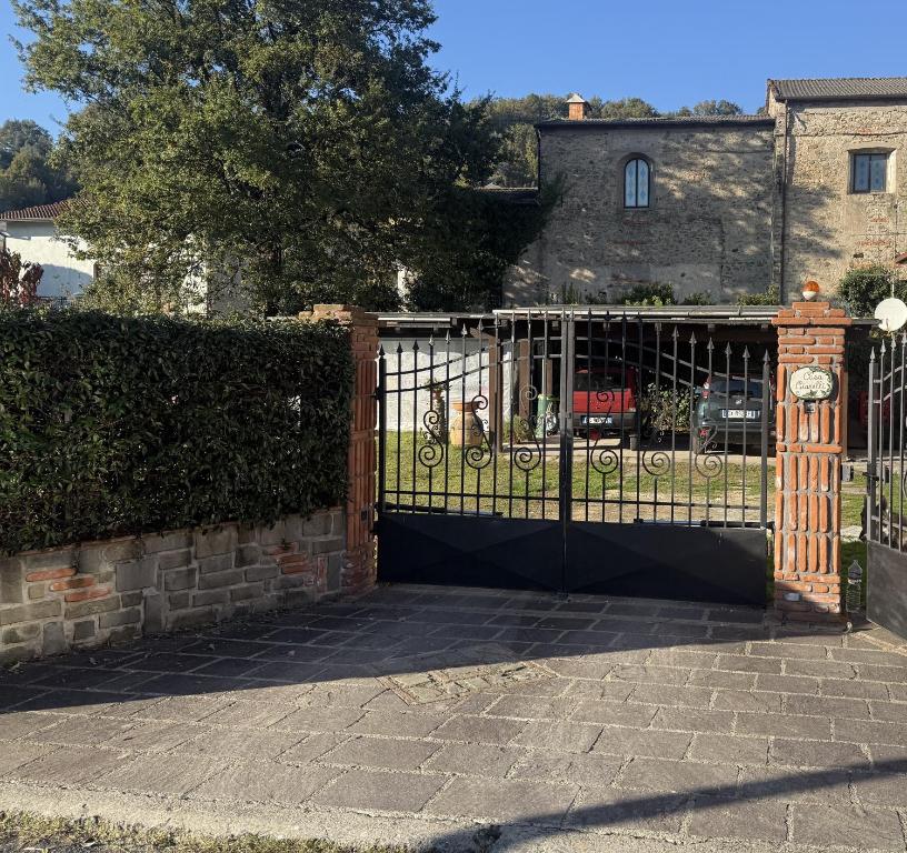 a gate to a house with a driveway at Affittacamere CasaBattistini in Monti di Licciana Nardi