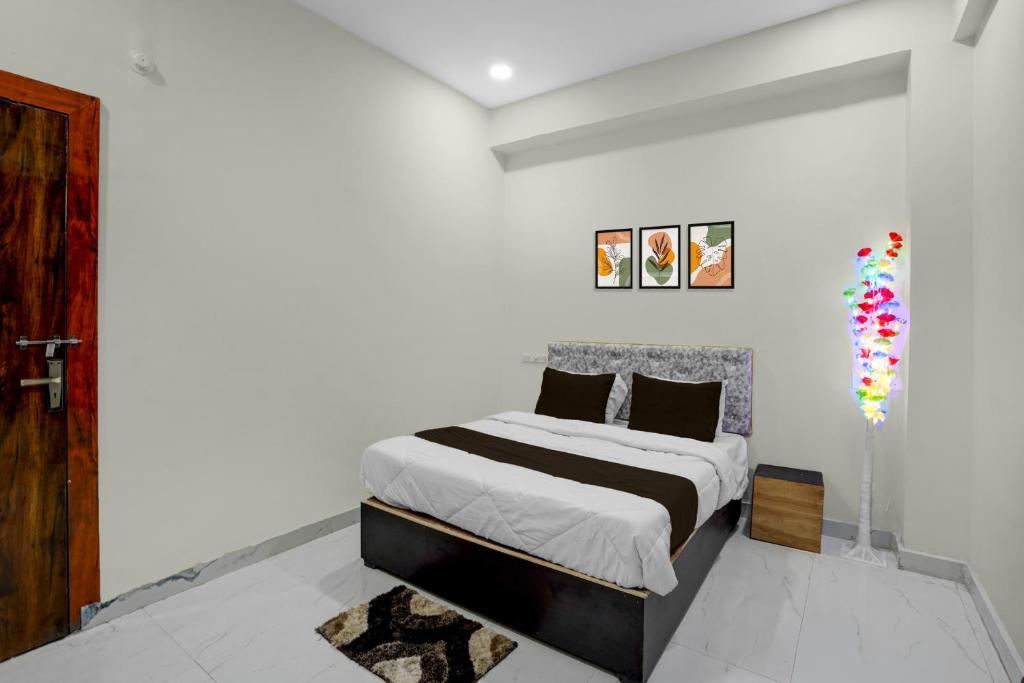 een witte slaapkamer met een bed in een kamer bij HOTEL O CROWD in Durg