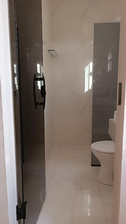 ein Badezimmer mit Toilette und Glastür in der Unterkunft Casa Lounge Relax in Touros