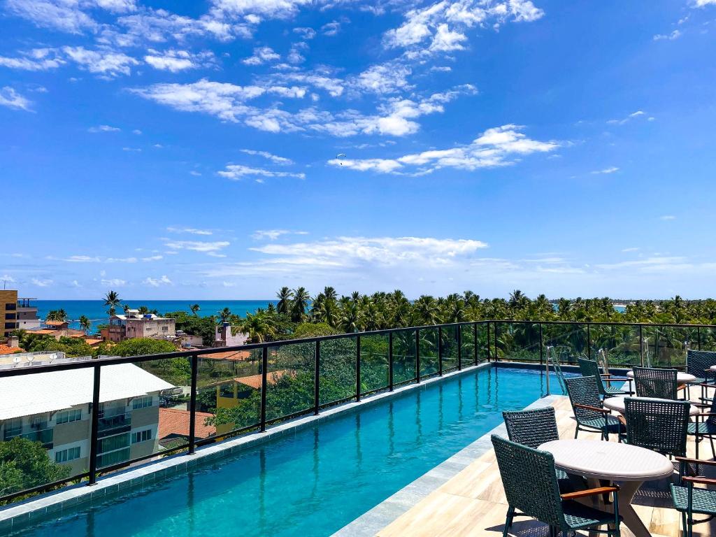 une vue depuis le balcon d'un complexe hôtelier avec piscine dans l'établissement Flat bijupira exclusive brisa do mar em Porto de galinhas a 100 metros das piscinas naturais, à Porto de Galinhas