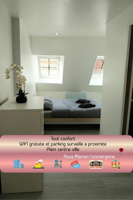 una habitación con una cama y un letrero rosa en Duplex chic et pratique, en Nogent-sur-Seine