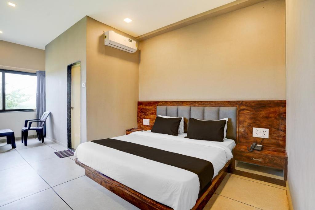 a bedroom with a large bed in a room at Hotel O Maharashtra Darbar Gonde in Pādli